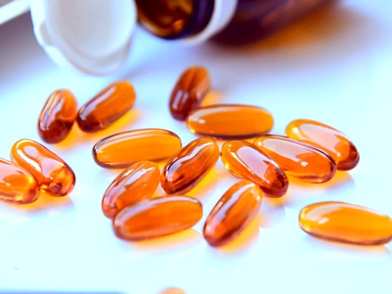 prikaz vitamina za kosu rasutih po stolu 