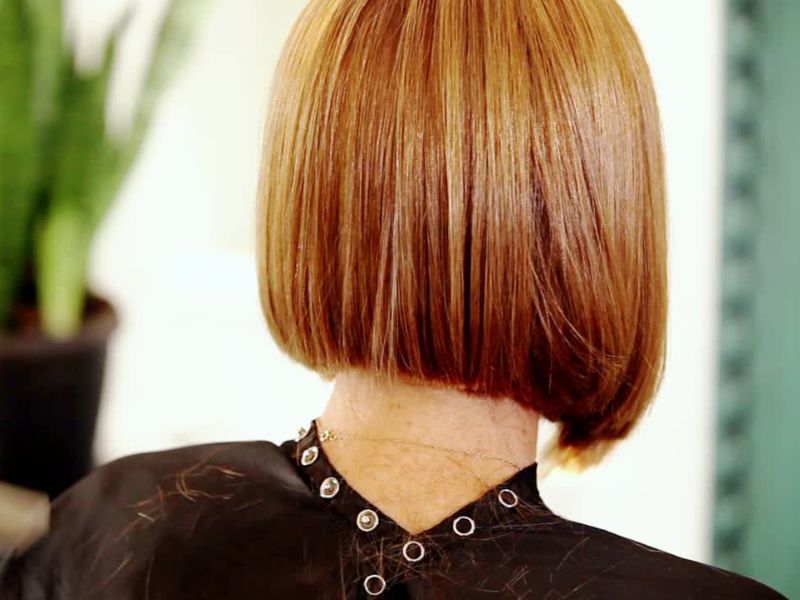 devojka kod frizera na šišanju