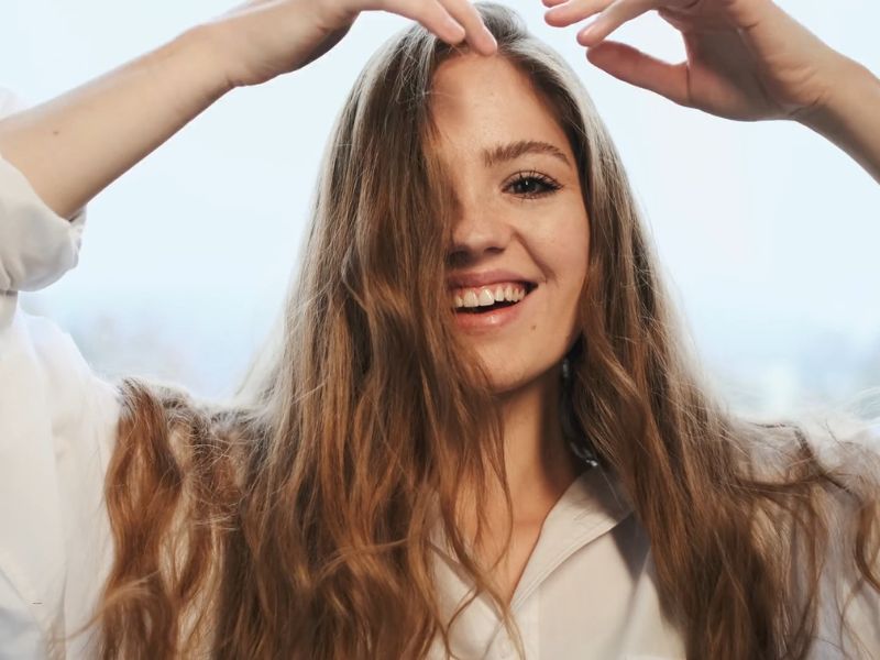 devojka pozira sa dugom kosom