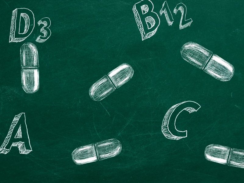 prikaz nacrtanih vitamina za kosu na tabli